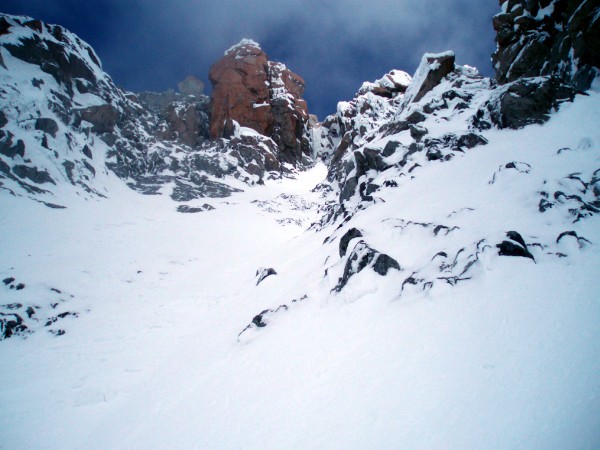 #6 Fin de la partie skiable : Au centre la cascade, et à sa droite la pente en neige. Fin de la partie skiable : Au centre la cascade, et à sa droite la pente en neige.