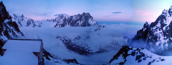 Vue au départ du refuge : Le Mont Blanc est sous les nuages.