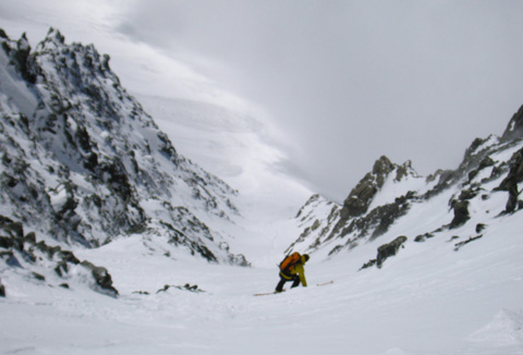 #4 Couloir Central : Remy dans un ressaut raide et étroit. Couloir Central : Remy dans un ressaut raide et étroit.