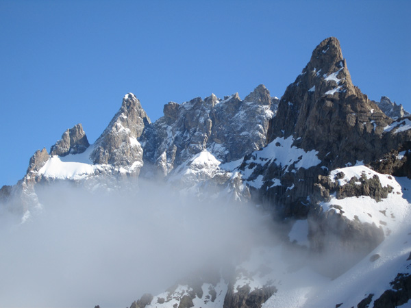 #3 Meije : A droite on voit bien le pic N des Cavales (et son arête S). Le glacier carré n Meije : A droite on voit bien le pic N des Cavales (et son arête S). Le glacier carré n'est pas encore skié cette année...