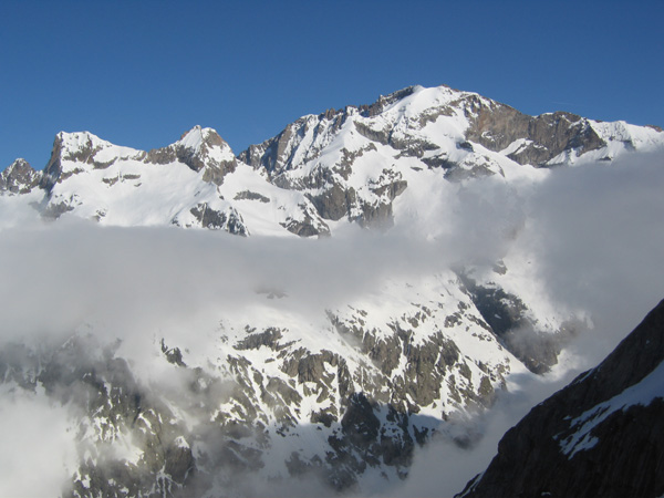 #2 Rateau et Replat : Le soleil est bien là. On voit que la fond du vallon est encore dans le brouillard Rateau et Replat : Le soleil est bien là. On voit que la fond du vallon est encore dans le brouillard