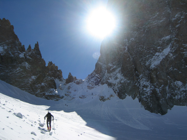 #5 Dernier raidillon : Enfin le soleil. Un groupe venant de l Dernier raidillon : Enfin le soleil. Un groupe venant de l'autre versant descend le raidillon.