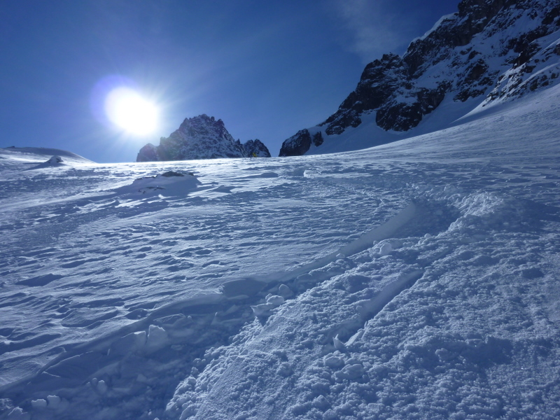 #24 Sous la brêche : Traces dans un face vierge. Neige légèrement croutée. Sous la brêche : Traces dans un face vierge. Neige légèrement croutée.