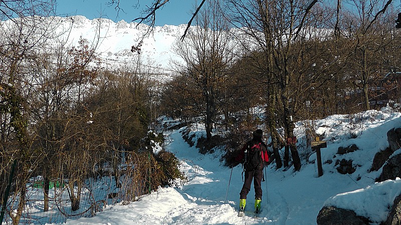 #4 780m : départ skis aux pieds ! avec une belle trace qui passe mieux qu 780m : départ skis aux pieds ! avec une belle trace qui passe mieux qu'en 2009 sur le bas