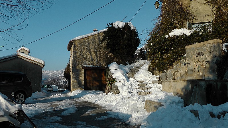 #3 780m : St Pons avec sa parrure d 780m : St Pons avec sa parrure d'hiver enfin ! -8°c à 9h