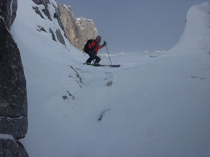 #4 le ressaut du bas : çà passe à ski. Nous on a un peu dérapé: neige très dure, grip pourri, goulotte et quelques requins le ressaut du bas : çà passe à ski. Nous on a un peu dérapé: neige très dure, grip pourri, goulotte et quelques requins