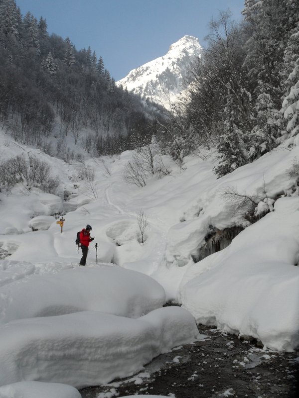 #4 Enneigé ? : Un aperçu de la hauteur de neige, avant d Enneigé ? : Un aperçu de la hauteur de neige, avant d'attaquer la combe.
