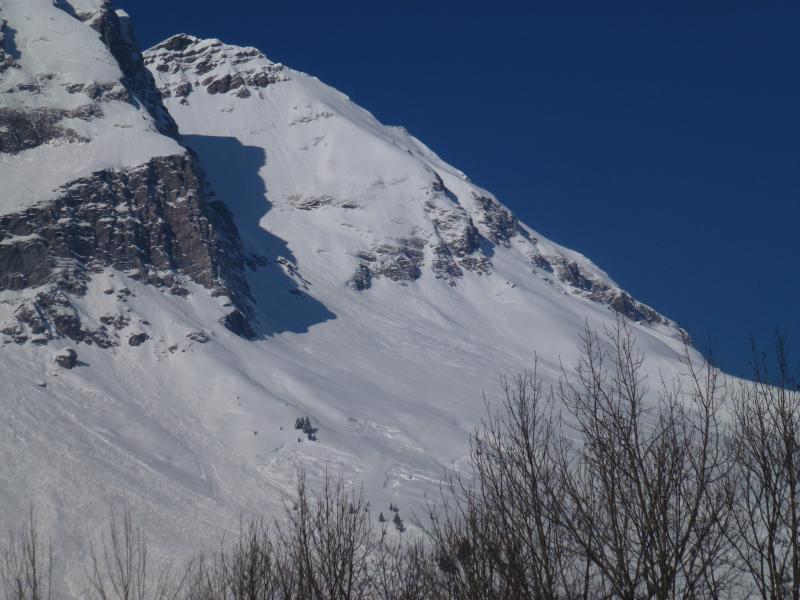 #9 La Grande Balmaz : D La Grande Balmaz : D'en bas, en zoomant, on dirait pourtant bien, que les deux itinéraires, "diagonale et Couloir Notre Dame" débouche au sommet ! Seulement voilà, du sommet, c'est inaccéssible, arete hyper éfillée et corniche bien surpendu