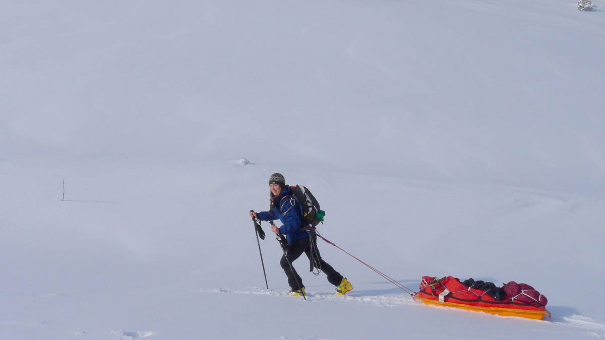 Amandine : C'est sa troisième rando et on essaye de lui faire croire qu'on apporte toujours une pulka avec nous.
Fini les sac à dos...