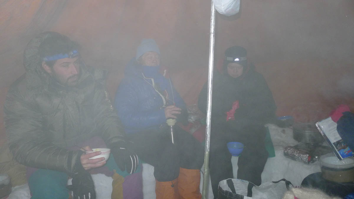 repas du soir : C'est le sauna dans le tipi. Je n'ai pas mis les photos où on est tout nu...