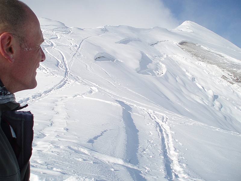 #6 Avalanche : En redescendant au col on a un aperçu sur la plaque de fond partie dans la face SE. Avalanche : En redescendant au col on a un aperçu sur la plaque de fond partie dans la face SE.
