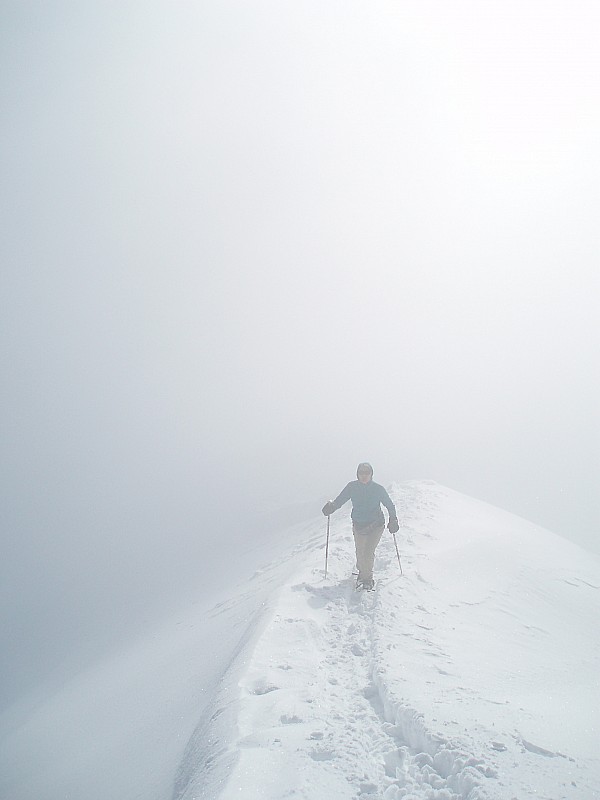 #3 Caroline sur l Caroline sur l'arête : Ambiance sur l'arête ennuagée.