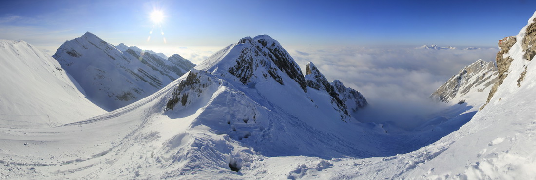 #8 Bellacha et Grand Crêt : On voit bien les nuages qui monte dans la combe de droite d Bellacha et Grand Crêt : On voit bien les nuages qui monte dans la combe de droite d'où le choix de l'A/R au soleil