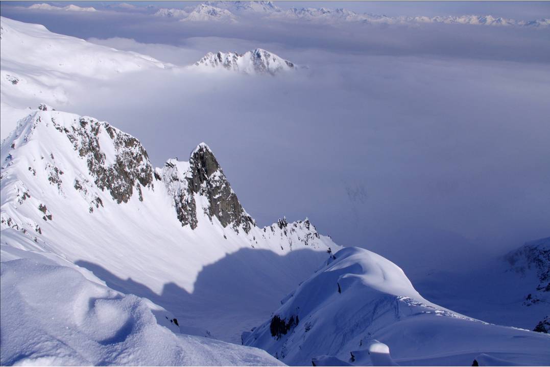 #5 Entrée du couloir N : A la descente, la boucle par la descente du couloir N s Entrée du couloir N : A la descente, la boucle par la descente du couloir N s'impose au final: 2 traces nous précèdent, et nouis les suivons. Beau et grand moment de ski alpinisme, dans des profils de petit himalaya...