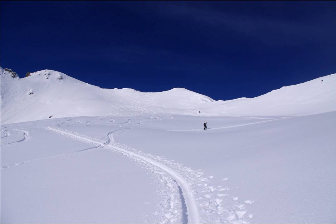 #2 Ascendance finale : Sous le sommet, une jolie trace montante nous attend... avec l Ascendance finale : Sous le sommet, une jolie trace montante nous attend... avec l'intelligence du relief. Elle conduit presque sans effort au sommet... et orientation sud oblige, il fait presque chaud!