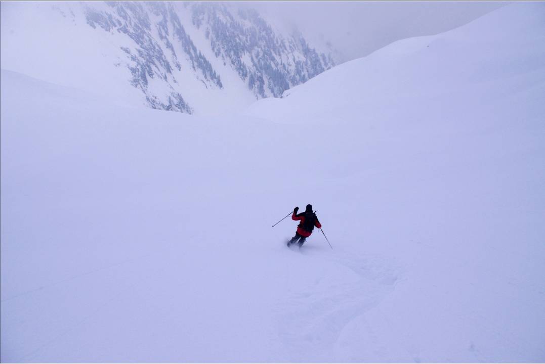 #6 Poudre froide et légère : Sylvain ouvre la marche, dans une glisse fluide, cotoneuse, sans résistances! et celà se prolonge jusqu Poudre froide et légère : Sylvain ouvre la marche, dans une glisse fluide, cotoneuse, sans résistances! et celà se prolonge jusqu'à 1200m, altitude de notre départ.