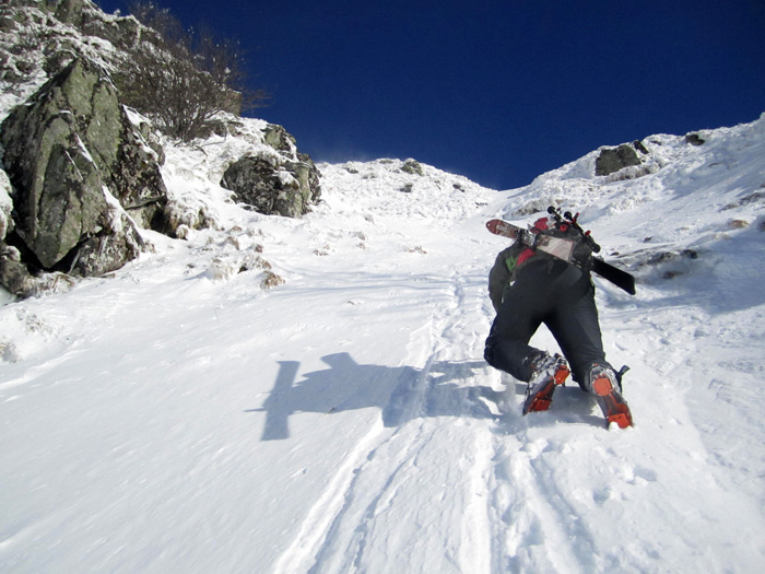 #4 Grand Couloir : A l Grand Couloir : A l'attaque de la branche de droite. La goulotte est a gauche derrière les roches.