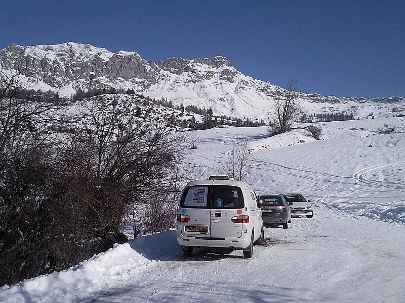 parking des Chirouzes : La route permet d'arriver à 1450m.