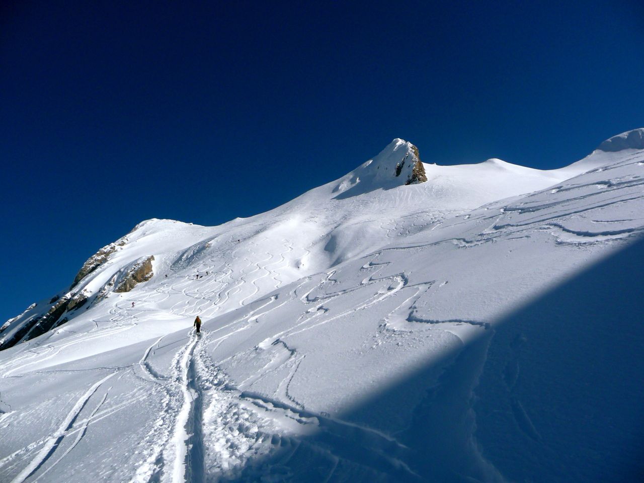 #2 Blonnière en vue : sur le haut, neige soufflée Blonnière en vue : sur le haut, neige soufflée