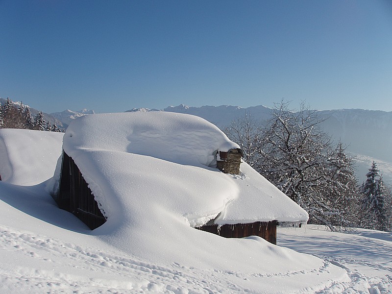 #2 chalet : déja beaucoup de neige à cette altitude. chalet : déja beaucoup de neige à cette altitude.