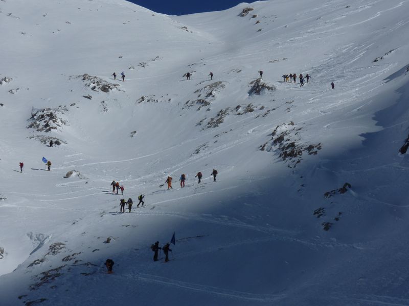 du monde  sous le col : grand beau