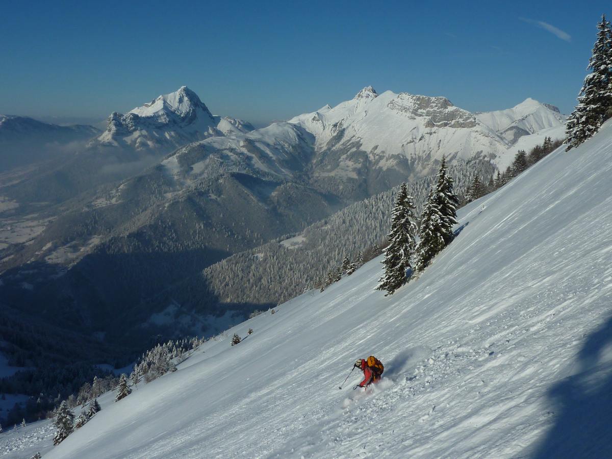 #12 Sous le couloir : neige sublime sur fond de Trelod et Arcalod Sous le couloir : neige sublime sur fond de Trelod et Arcalod