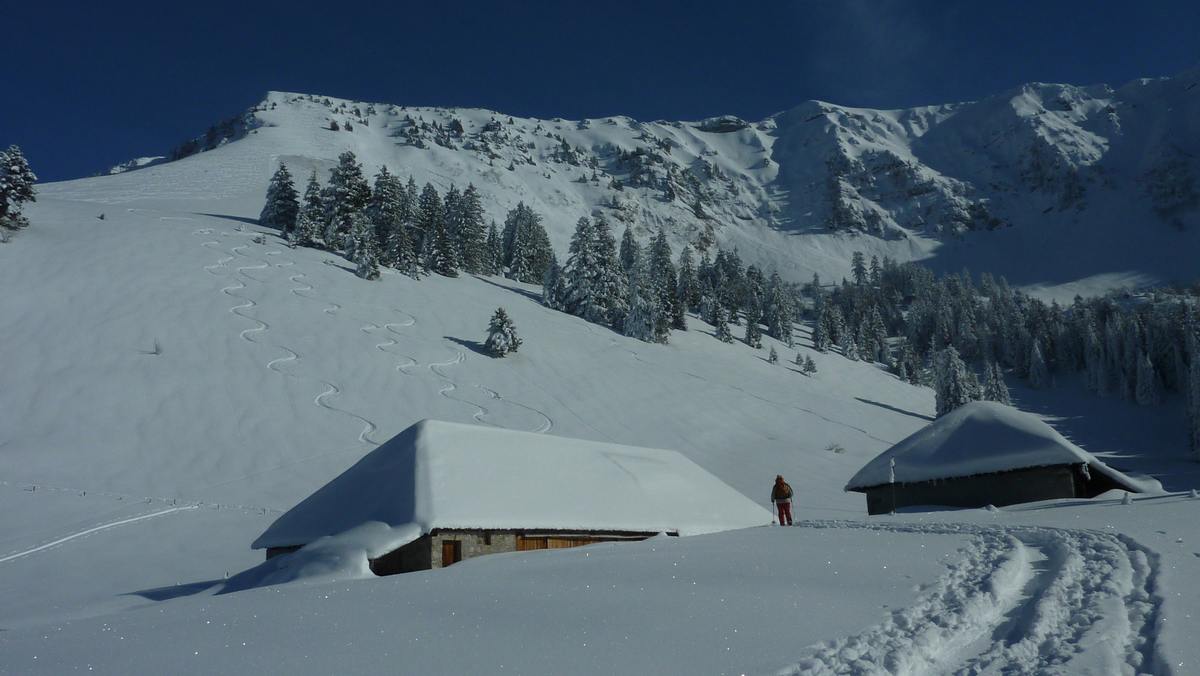 #6 Beau Mollard : passage aux chalets du Lauzarin pour remonter au Beau Mollard par l Beau Mollard : passage aux chalets du Lauzarin pour remonter au Beau Mollard par l'epaule