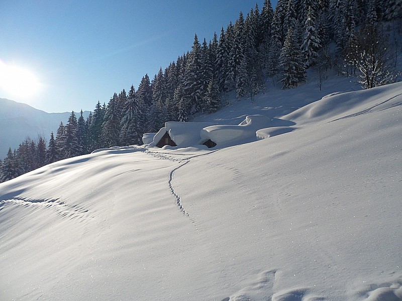 Combe du Merlet : Petits chalets sous une confortable couche de neige.