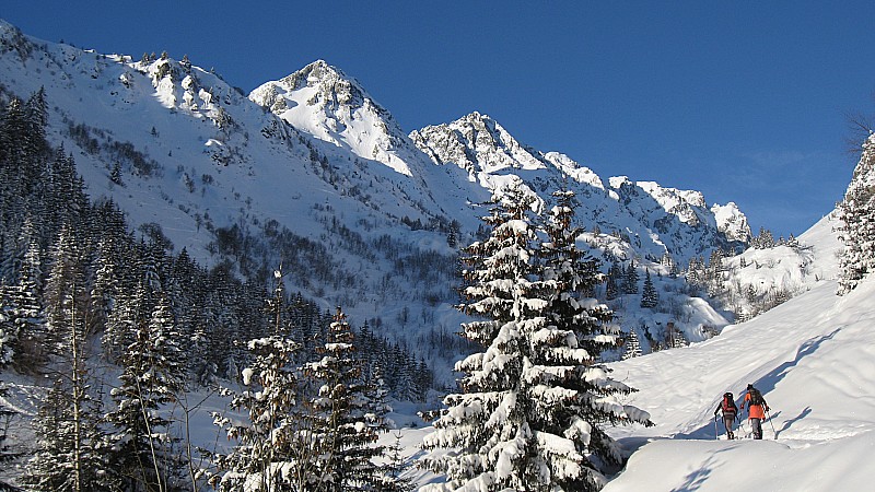 #2 Combe du Merlet : Moms et pinpin avec en toile de fond les vallorins Combe du Merlet : Moms et pinpin avec en toile de fond les vallorins