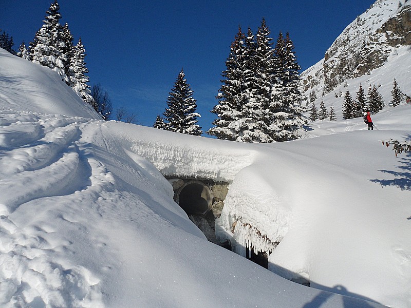 Combe du Merlet : Une couche de neige qui présage d'une bonne arrière saison