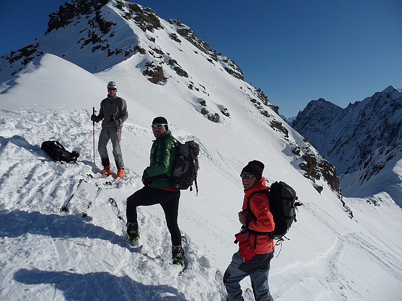 #13 Col de la Lavoire : De retour au col de la Lavoire, il est 15h30, le soleil nous permet une petite pose sympa avant la dernière descente dans la vallée. Col de la Lavoire : De retour au col de la Lavoire, il est 15h30, le soleil nous permet une petite pose sympa avant la dernière descente dans la vallée.