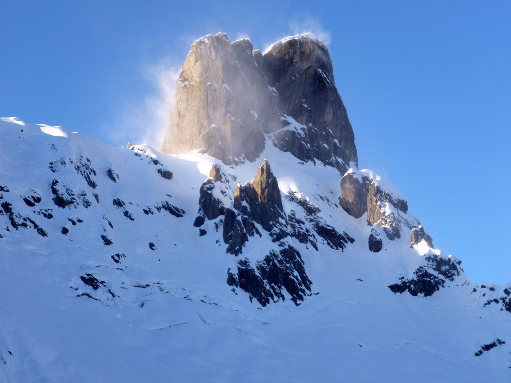 #17 vers 17h00, le vent se lève : après le 4° repeautage, on remonte le col de la Charbonnière, le vent se lève sur la PM. vers 17h00, le vent se lève : après le 4° repeautage, on remonte le col de la Charbonnière, le vent se lève sur la PM.