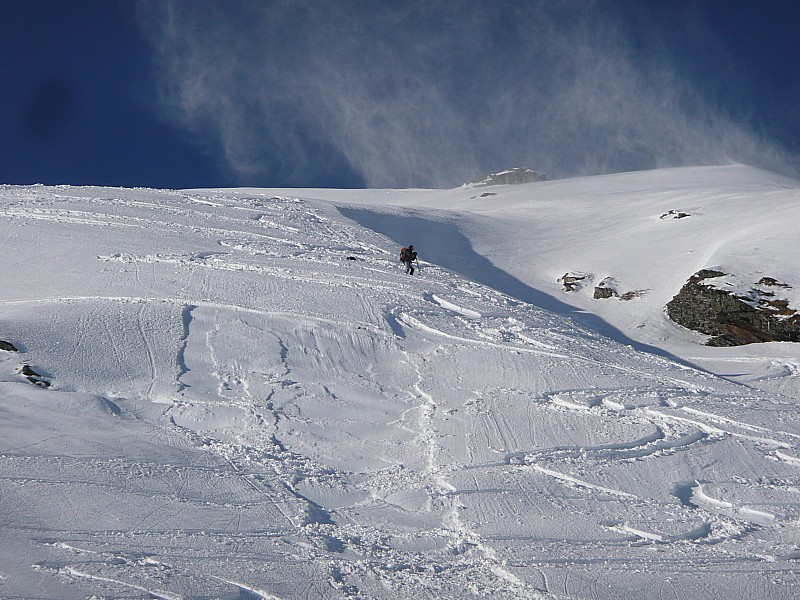 #15 coulée : petite coulée déclenchée par les skieurs précédents coulée : petite coulée déclenchée par les skieurs précédents