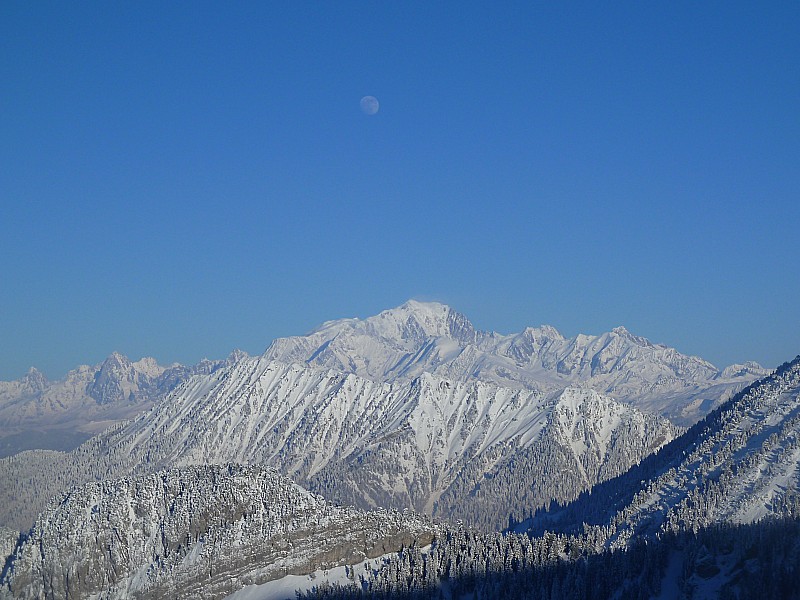 #8 Tour de l Tour de l'Arcalod : La lune est déjà levée derrière le Mt Blanc.