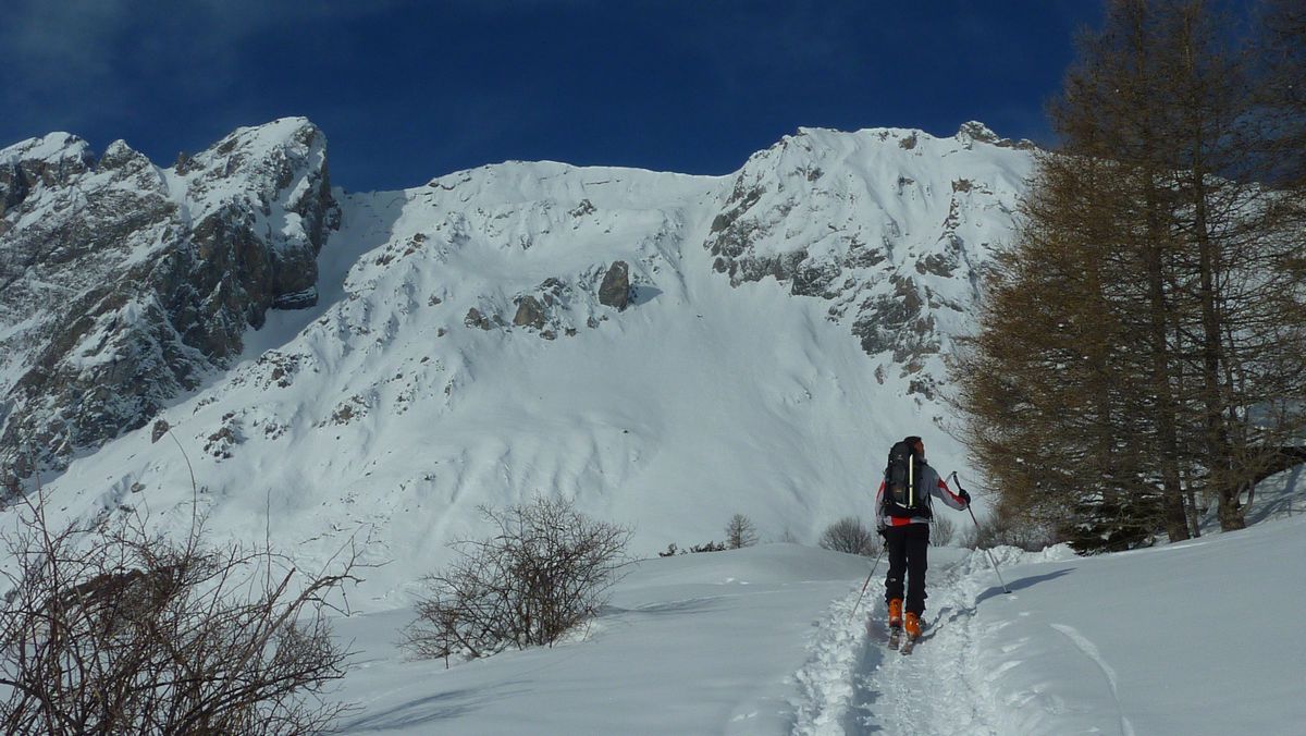 #4 Montée : de jolies pentes en versant Est vers le Pic du Génie Montée : de jolies pentes en versant Est vers le Pic du Génie