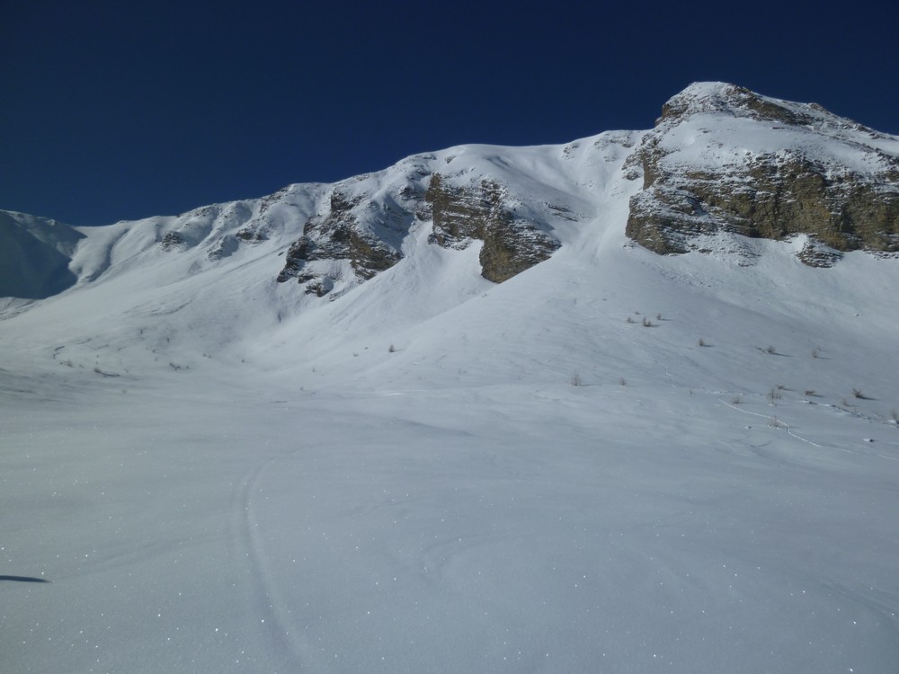 #3 Costa Rouenda face Est : en face couloir départ 2700m
(nota : sur le plat les cailloux sont à peine masqués par la poudre fraiche) Costa Rouenda face Est : en face couloir départ 2700m
(nota : sur le plat les cailloux sont à peine masqués par la poudre fraiche)