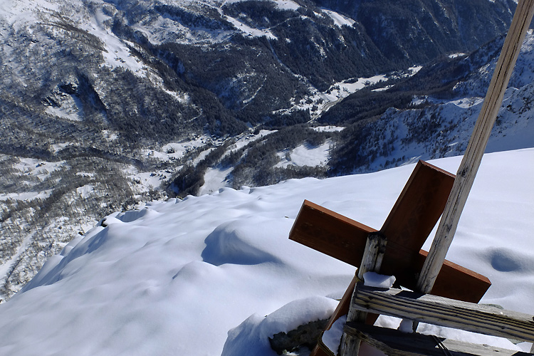 #6 Monte Croce : Vue plongeante sur Saint Jacques. A skis, ce n Monte Croce : Vue plongeante sur Saint Jacques. A skis, ce n'est pas par là (ou alors avec des skis cailloux et une bonne assurance-vie)