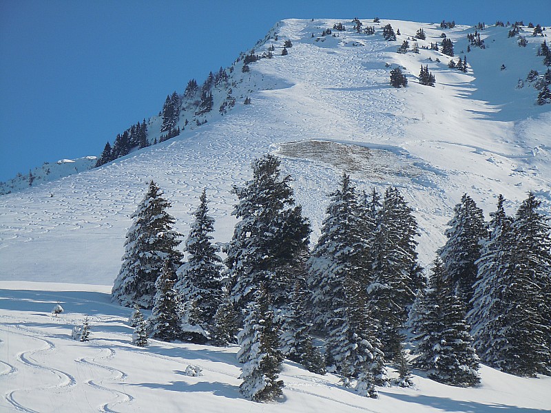 #2 Pente W de la Lanche : la plaque. La trace de montée traverse juste au dessus. Pente W de la Lanche : la plaque. La trace de montée traverse juste au dessus.