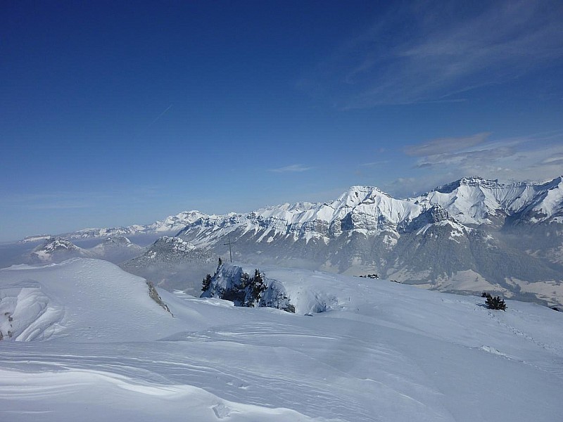 Croix : Croix pas au sommet, réservée à la vallée du nord!