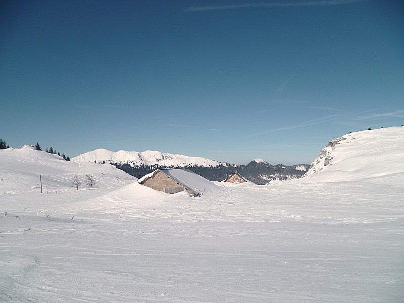 #6 Chalets de Charmant Som : On viendra casser la croûte ici à l Chalets de Charmant Som : On viendra casser la croûte ici à l'abri du vent.