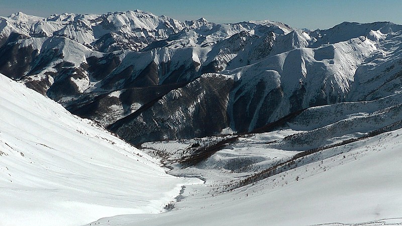 #5 1700m : le beau vallon de montée avec Palanfré en bas 1700m : le beau vallon de montée avec Palanfré en bas