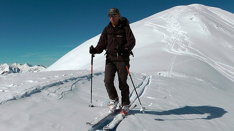 #22 2200m : on arrive sur la crête avec nos traces de la descente précédente 2200m : on arrive sur la crête avec nos traces de la descente précédente