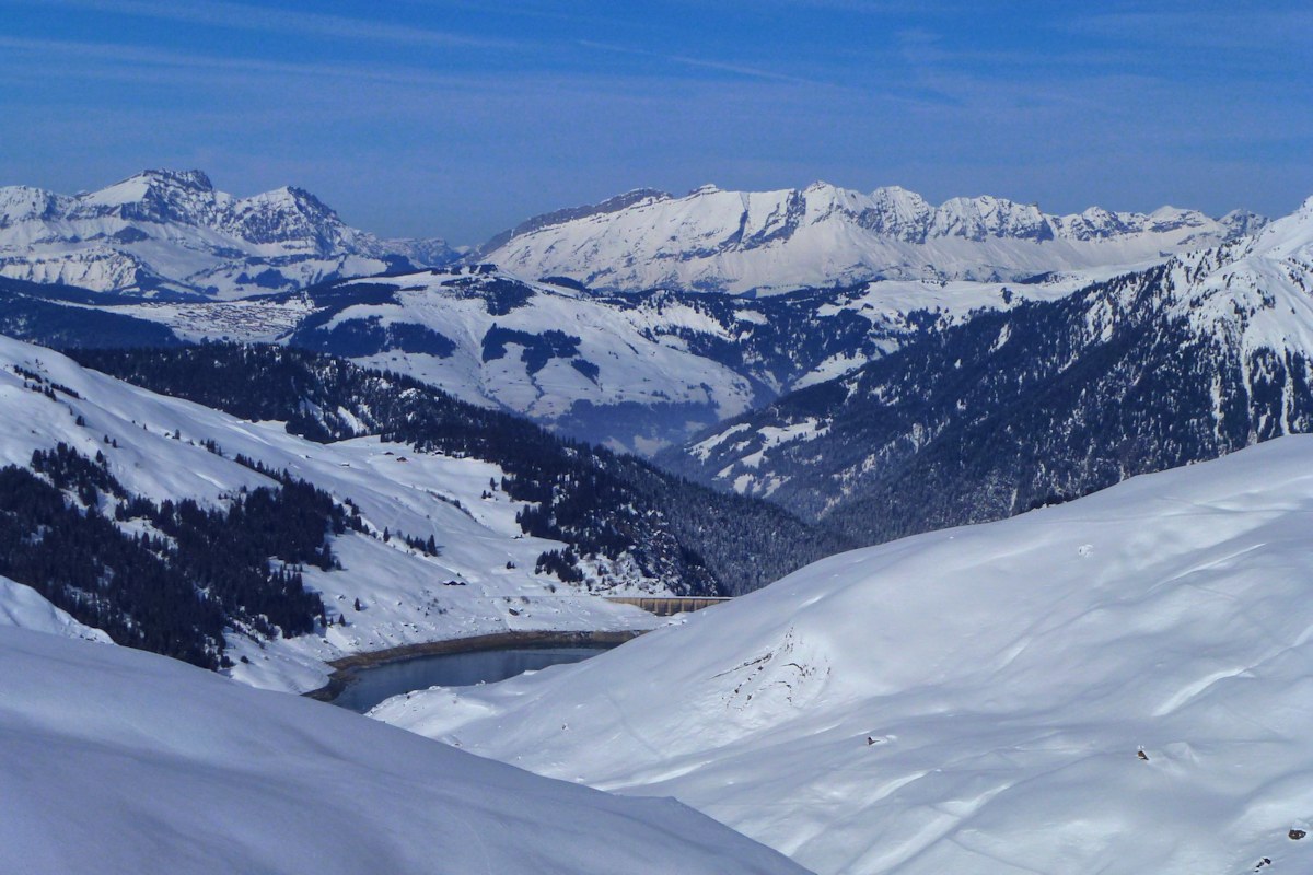 #9 Roselend : Le barrage et le lac avec les Aravis dans le fond. Roselend : Le barrage et le lac avec les Aravis dans le fond.