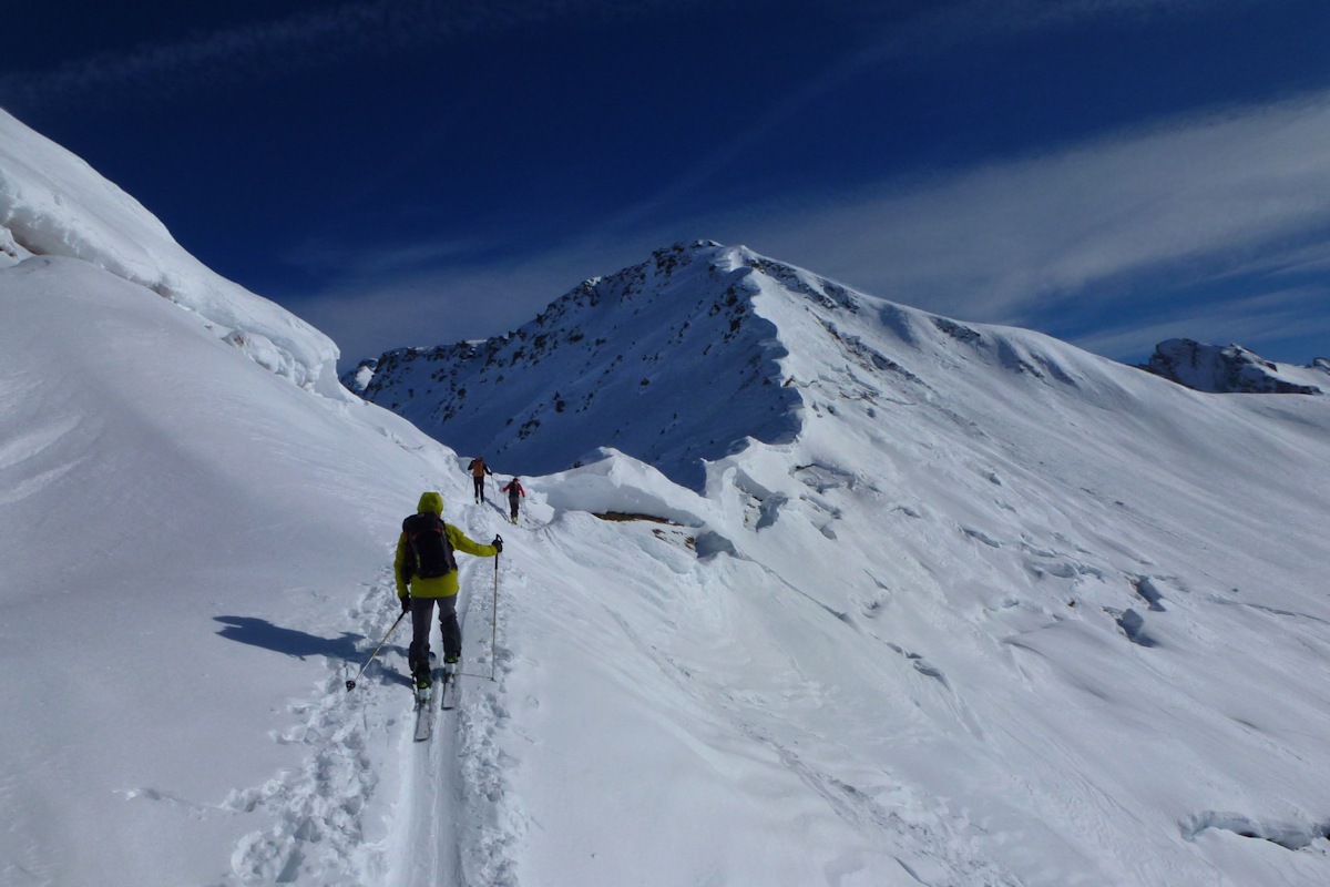 #7 Col du Coin (2398 m) : Arrivée au col, dans un paysage tourmenté. Col du Coin (2398 m) : Arrivée au col, dans un paysage tourmenté.