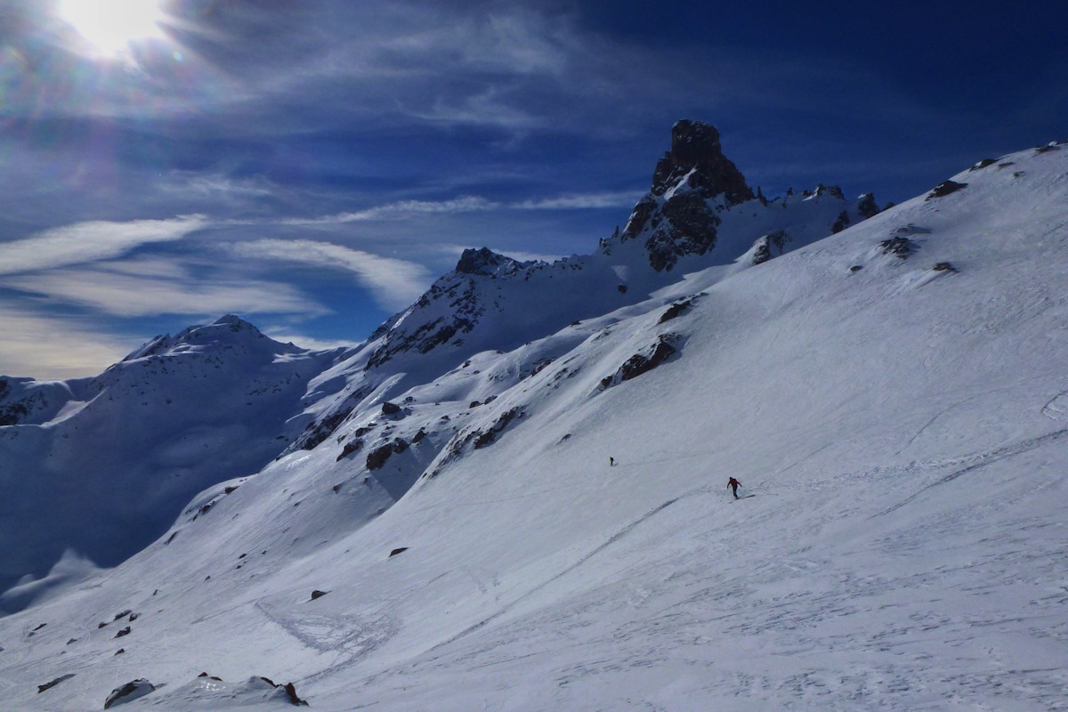 #14 Descente versant Est : Toujours sous le regard de la Pierra Menta. Descente versant Est : Toujours sous le regard de la Pierra Menta.