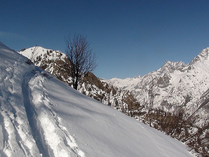 #5 Sortie de la forêt : Sirac, col de VallonPierre et La Barre dans le fond Sortie de la forêt : Sirac, col de VallonPierre et La Barre dans le fond