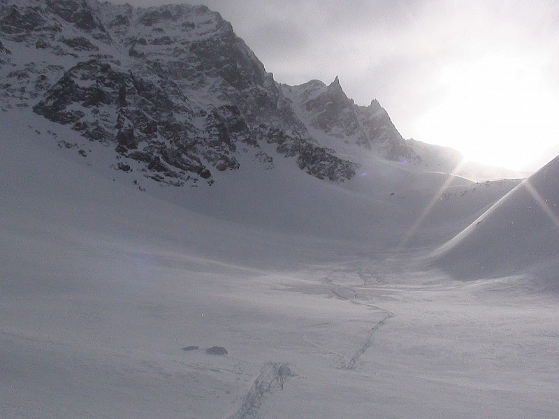 #8 Les Traces : Sous un soleil de retour mais voilé par les bourasques de neige soufflée Les Traces : Sous un soleil de retour mais voilé par les bourasques de neige soufflée