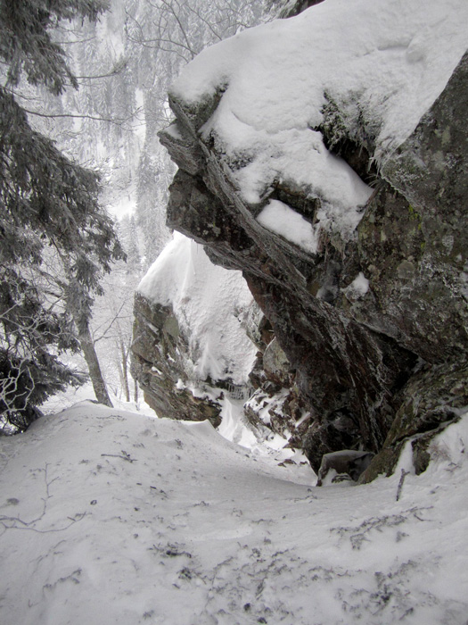 #7 Goulottes du secteur : Le secteur regorge de goulotte de 40° à 50° pour se faire plaisir en cramponnage lors des remontées. Sur la photo: goulotte remontée hier lors d Goulottes du secteur : Le secteur regorge de goulotte de 40° à 50° pour se faire plaisir en cramponnage lors des remontées. Sur la photo: goulotte remontée hier lors d'un repérage en alpi.