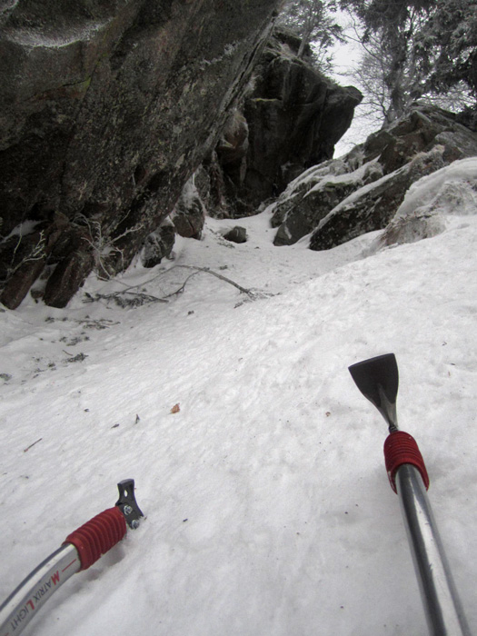 #6 Goulottes du secteur : Le secteur regorge de goulottes de 40° à 50° pour se faire plaisir en cramponnage lors des remontées. Sur la photo: goulotte remontée hier lors d Goulottes du secteur : Le secteur regorge de goulottes de 40° à 50° pour se faire plaisir en cramponnage lors des remontées. Sur la photo: goulotte remontée hier lors d'un repérage en alpi.