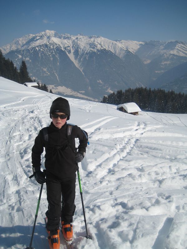 #5 La pause devant le Mont Blanc : on n La pause devant le Mont Blanc : on n'a guère le temps de s'arrêter aujourd'hui : Papa a l'air de vouloir me faire un peu monter dans les tours, mais il faut quand même raison garder !